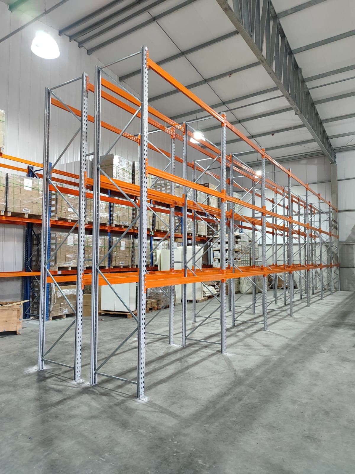 Montagem de estrutura porta pallet pela equipe Gondofort
